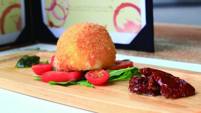 とろけるチーズとパルマハムが溢れ出す「モッツァ レラボール」