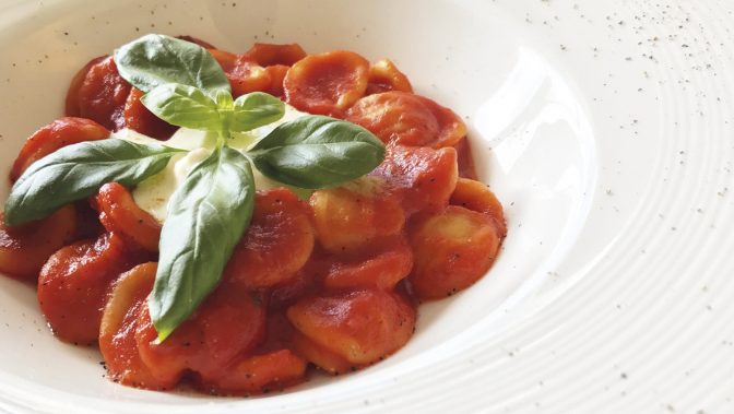 トマトとブッラータのオレキエッテ