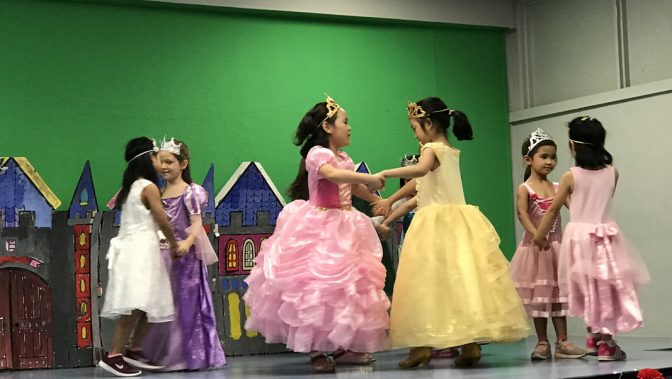 ISSインターナショナルスクール英語劇での小さなお姫様たち