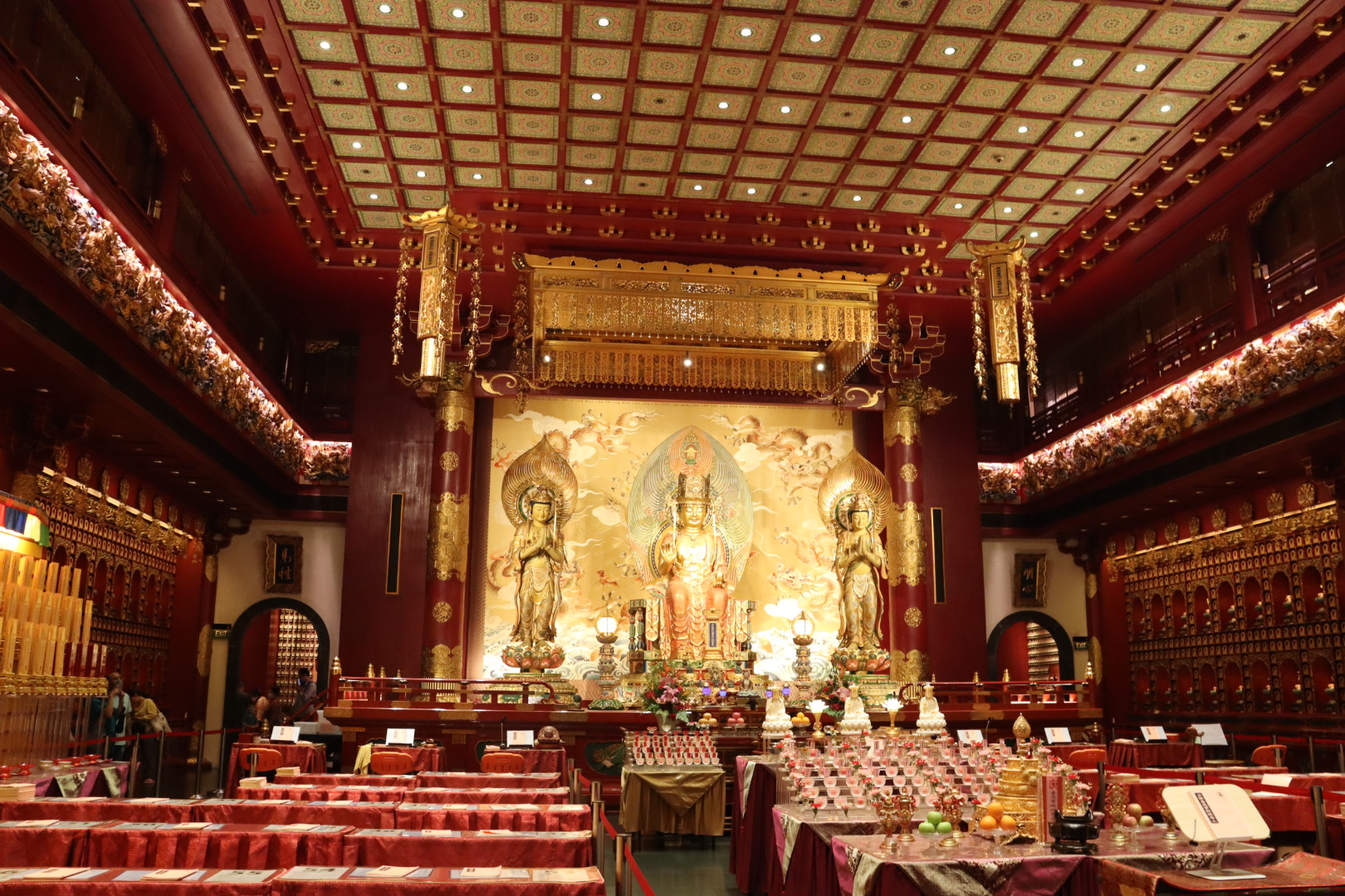 チャイナタウンの佛牙寺の内部の写真。
