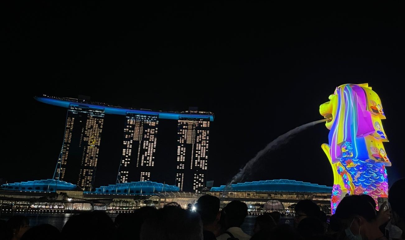 年末年始のマーライオンのプロジェクションマッピング。